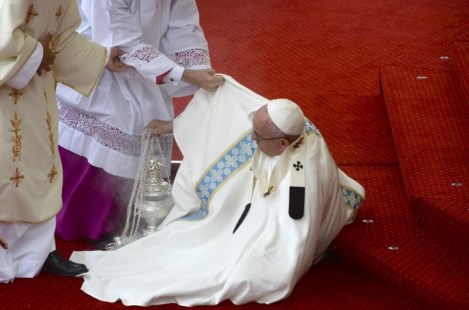 Susto por una caída del Papa mientras ofrecía una misa en Polonia