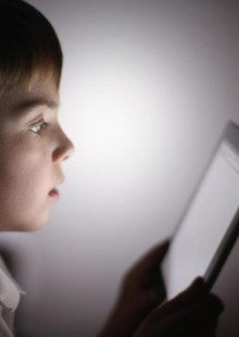 La adicción a la tecnología en la era de las "niñeras digitales" 