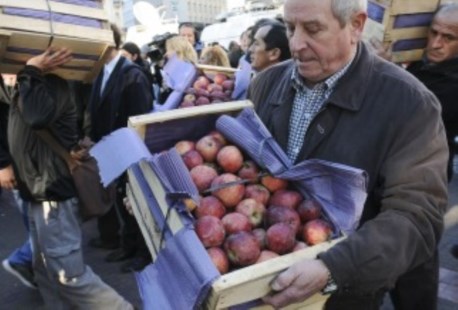 Productores regalaron fruta en Plaza de Mayo en protesta por la falta de rentabilidad