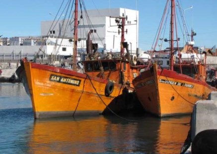 Tres pescadores muertos y otros dos desaparecidos al naufragar una lancha en Mar del Plata 