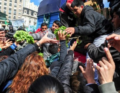 Como protesta, productores entregaron 20.000 kilos de verdura en Plaza de Mayo