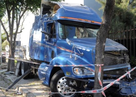 El chofer de un camión que conducía alcoholizado chocó un auto y mató a un policía y a su hijo