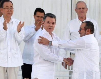 Santos y el jefe de las FARC firmaron el acuerdo de la paz