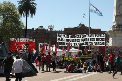 Organizaciones sociales instalaron carpas en Plaza de Mayo contra "tarifazos" y "ajuste"