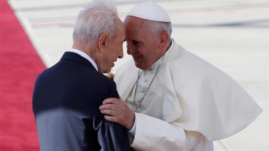 El Papa recordó los "esfuerzos en favor de la paz" de Shimon Peres
