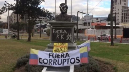 Atacaron con pintadas el busto de Néstor Kirchner en Ecuador antes de la llegada de Cristina 