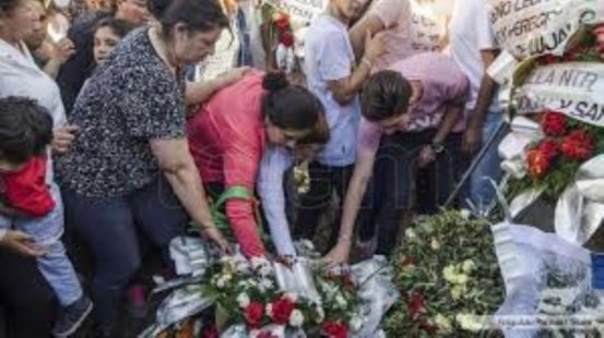 Una multitud despidió al sacerdote Juan Viroche y marchó para pedir Justicia 