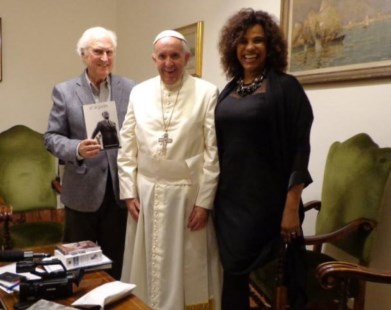 Pino Solanas entregó al Papa un documento elaborado por dirigentes de origen peronista