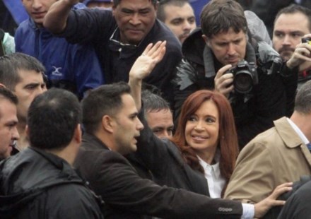 Cristina declara en Comodoro Py sin acto pero acompañada por la militancia