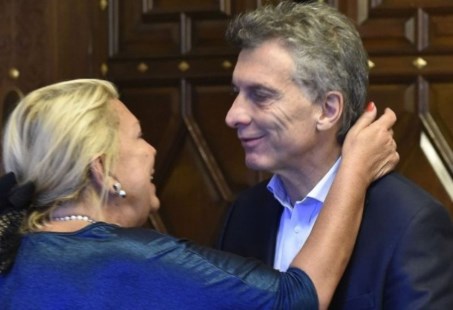 Carrió dijo que Macri debe definir si "vamos a profundizar el cambio en Argentina o vamos a cambiar de mafia"