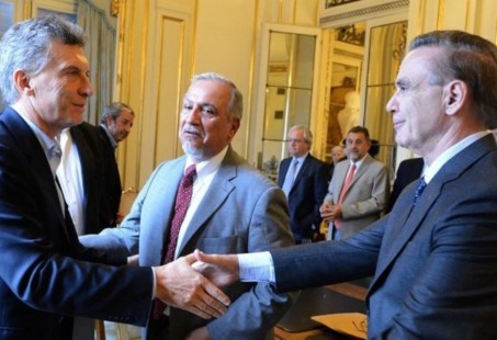 Piqueteros y senadores del PJ, la más dura oposición a Macri