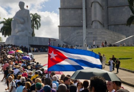 Largas colas, caras de tristeza y emoción en la despedida a Fidel Castro en la Plaza de la Revolución 