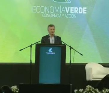 El Presidente pidió crear conciencia ambiental y "usar el aire acondicionado a 24°" 