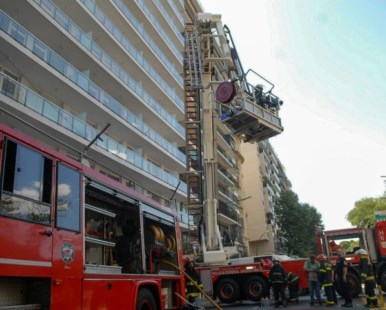 Un incendio en un edificio provocó pánico en Palermo y 30 personas fueron asistidas en hospitales