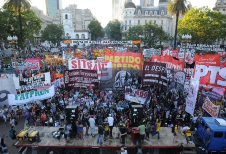 Agrupaciones de izquierda y organizaciones sindicales reclamaron en Plaza de Mayo el fin del "ajuste" del gobierno de Macri