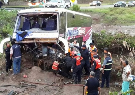 Un colectivo volcó sobre la Ruta Nacional N° 34 en Jujuy: hay más de 30 heridos
