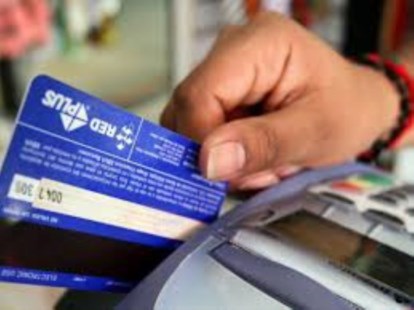 El Gobierno dejó sin efecto la devolución del IVA para las compras con tarjetas de débito 