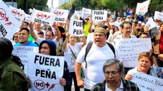 México: tres muertos y 600 detenidos en las protestas por la suba de la nafta