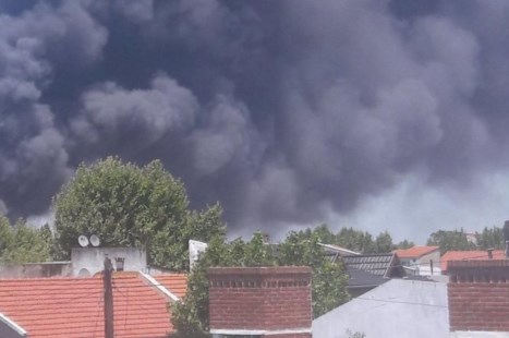 Controlaron un impresionante incendio en una fábrica de colchones en Avellaneda
