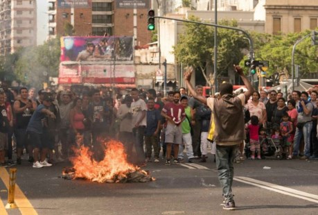 Descontrol en Once tras el desalojo de los manteros y protestas: hubo corridas, pedradas y policías heridos 