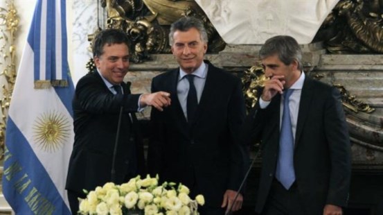 Macri le tomó juramento a Dujovne y a Caputo