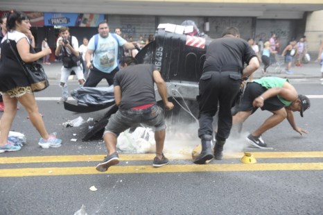 Un grupo de manteros volvió a cortar la avenida Pueyrredón en Once: hubo incidentes y detenidos