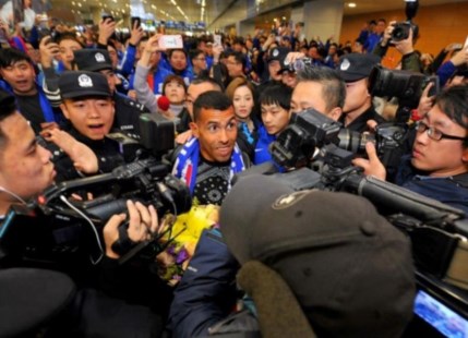 Tevez fue recibido por una multitud en China