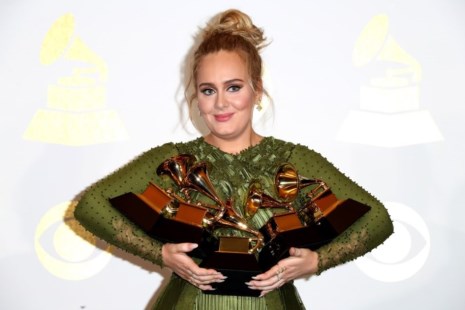La cantante británica Adele se alzó con cinco premios Grammy