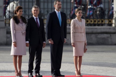 El Presidente fue recibido por los reyes de España en la Plaza de la Armería del Palacio Real