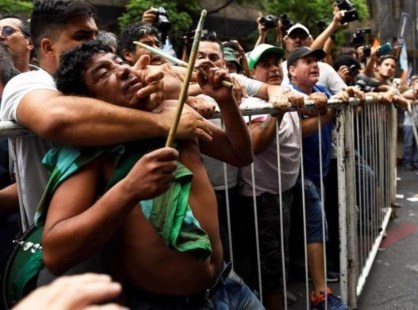 Sacar el peronismo a la calle sólo benefició a los ultras