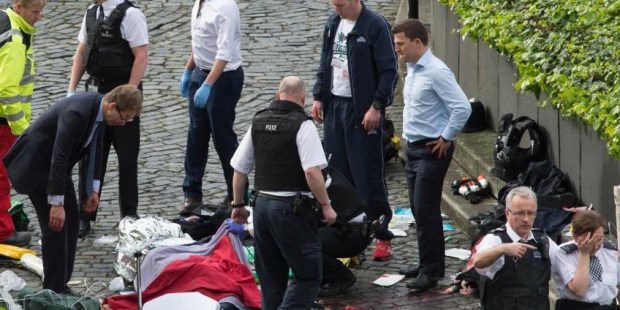 Cuatro personas murieron y más de 40 resultaron heridas en el atentado "del terrorismo islamista" frentre al parlamento británico.