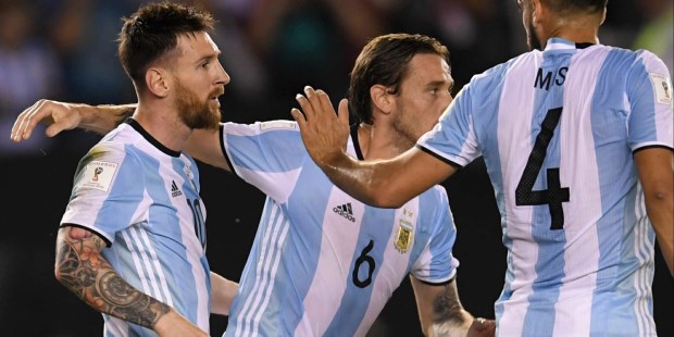 El seleccionado argentino de fútbol, con una pálida imagen y sufriendo hasta el final, le ganó 1-0 a Chile en el estadio Monumental.