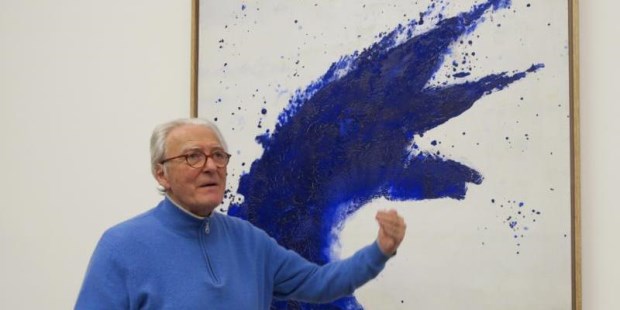 Yves Klein, el francés que pintó con el fuego y la lluvia y diseñó su propio azul.