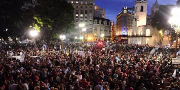 Un multitud en la marcha por la Democracia.