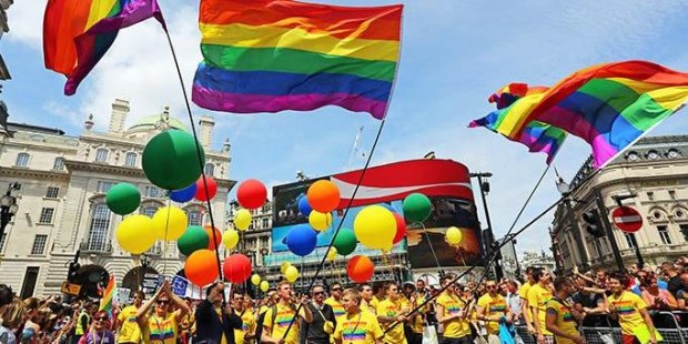 Banderas con el arcoíris, símbolo del orgullo gay. La promoción del matrimonio homosexual es el principal frente de la guerra cultural.