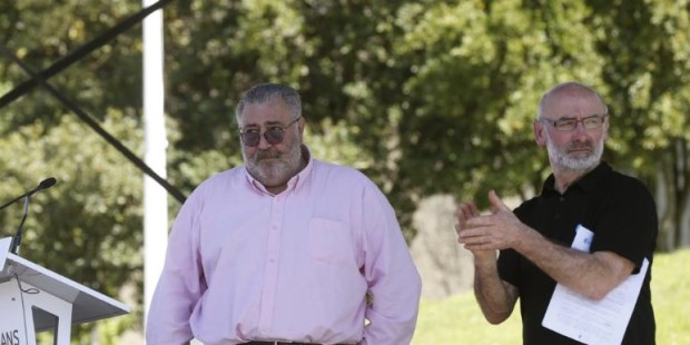 Mikel Berrohirigoin (derecha) y Michel Tubiana (izquierda), representantes de la "sociedad civil" vascofrancesa implicados en el desarme de ETA.