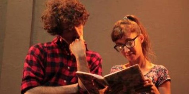 Dos personajes encantadores mantienen un cruce intenso en un teatro de Palermo los viernes por la noche.