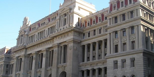 Otorgan prisión domiciliaria a un imputado por crímenes de la Triple A citando el fallo del 2x1