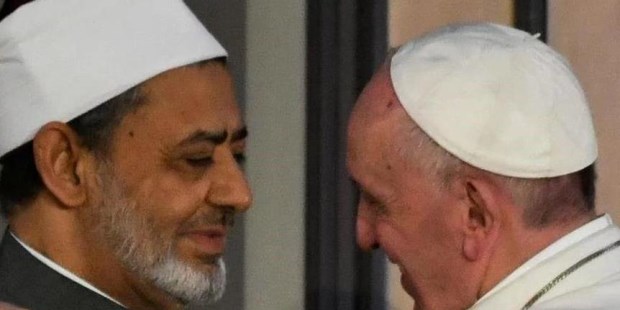 El Papa con el gran imam Al Tayeb.