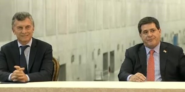 Mauricio Macri y Horacio Cartés firmaron el Acta de Entendimiento sobre la Represa Yacyretá.