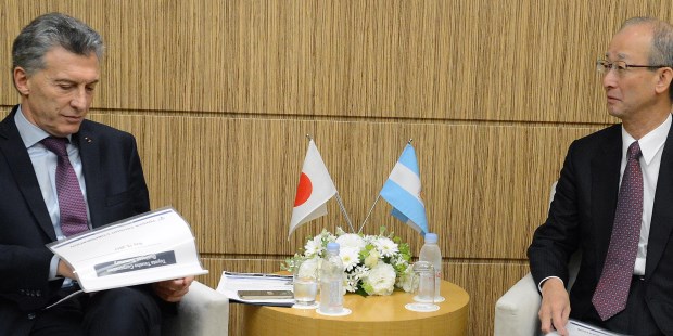El presidente Mauricio Macri se reunió con el CEO de la empresa automotriz Toyota Jum Karube en el Hotel The Prince Park Tower Tokio.