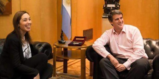 María Eugenia Vidal y Alfonso Prat-Gay juntos en la Gobernación.Foto: twitter.com/alfonsopratgay