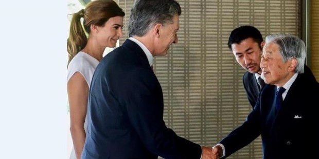El presidente y la primera dama, Juliana Awada, fueron recibidos en el atardecer de Tokio -la mañana de Argentina- por Akihito y su esposa Michiko en un encuentro formal en los salones del Palacio Imperial.