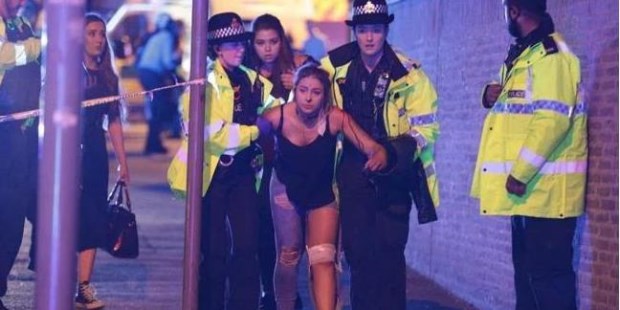 La policía del Reino Unido informó que detuvo a cuatro posibles cómplices del joven suicida británico, mientras que ayer arrestó a su hermano Ismael Abedi de 23 años, cuya identidad fue dada a conocer hoy.