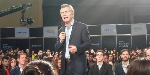 Macri, ante cientos de jóvenes que buscan insertarse en el mercado laboral, recalcó que el país "después de años de aislamiento, ha vuelto a insertarse en el mundo".
