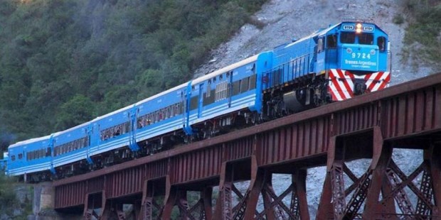 En la actualidad existen seis líneas de ferrocarril en la Argentina, de las cuales tres son operadas por el Estado y las restantes son administradas por compañías privadas