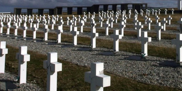 Tumbas de soldados argentinos enterrados en el cementerio de Darwin en las Islas Malvinas.