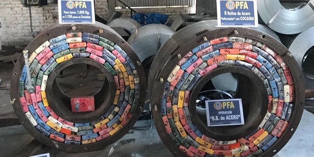 Casi dos toneladas de cocaína valuadas en 60 millones de dólares fueron secuestradas en la ciudad de Bahía Blanca ocultas en rollos de acero en el marco de un operativo realizado por la PFA, en el que hay varios detenidos.