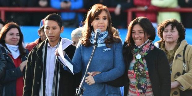 La nueva campaña será un libro de quejas en defensa de la clase media baja y de los pobres que tienen que pagar el aumento de tarifas y sufren la inflación en alimentos y medicamentos.