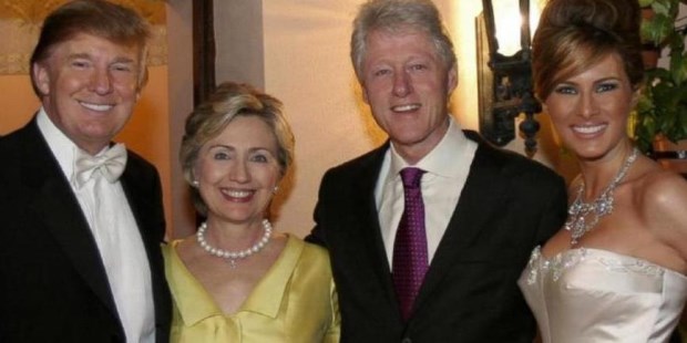 Se vislumbra el pasado armonioso que lo unió a la familia Clinton, una relación suficientemente estrecha como para que el matrimonio de Bill y Hillary acudiera a su boda con Melania.